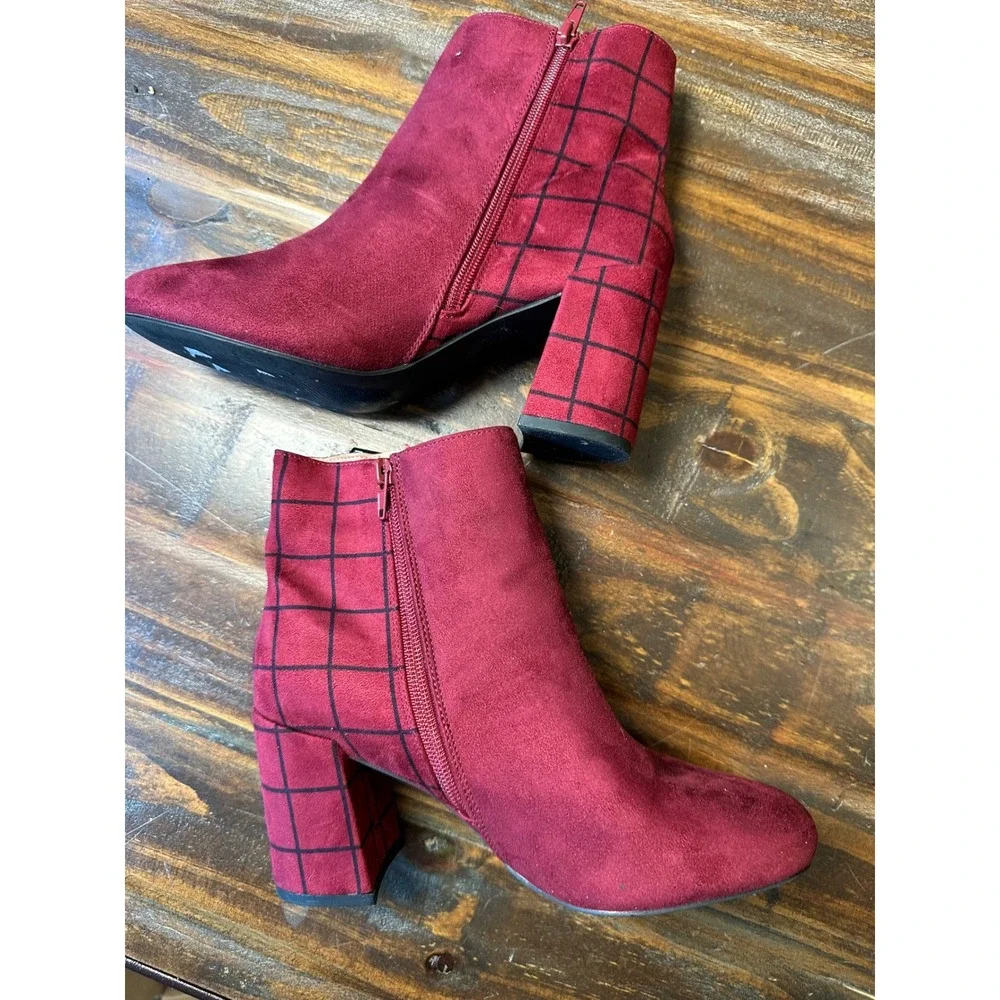 Journee Collection Burgundy Faux Suede Grid Pattern Block Heel Ankle Boots Sz 7